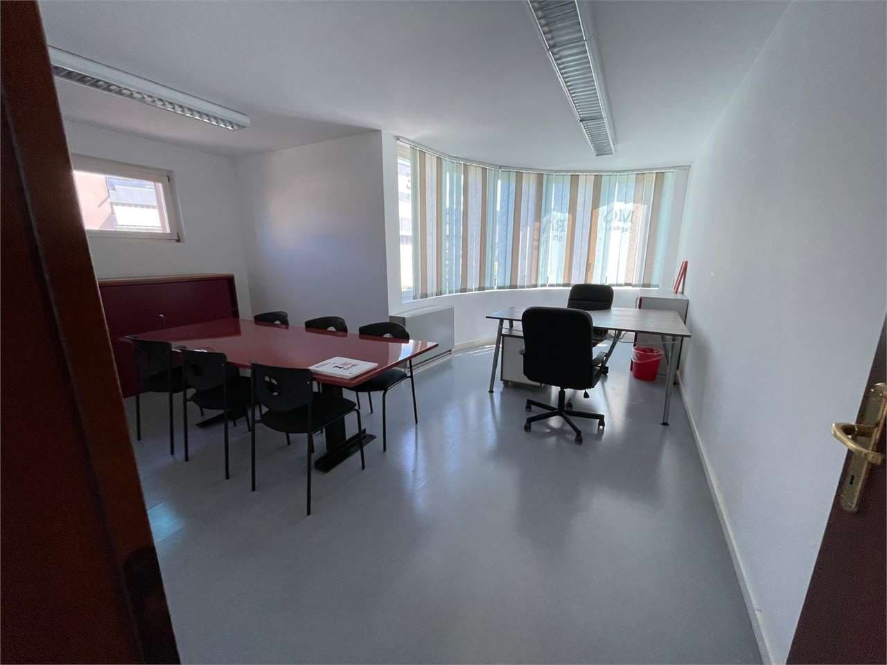 Affittiamo ufficio ammobiliato ad Agno con ampia terrazza thumbnail 3