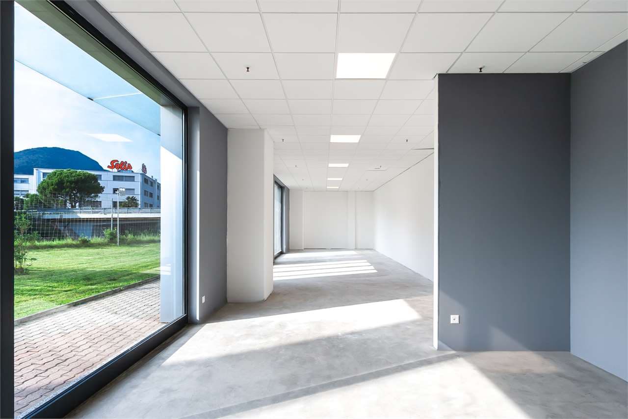 A Mendrisio, Showroom con Ampio magazzino in affitto thumbnail 3