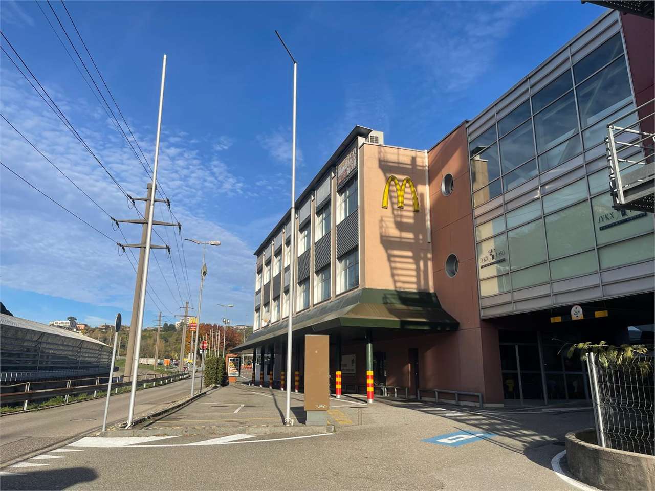 Affittasi oltre 4.000 metri quadrati presso un nuovo centro commerciale a Morbio Inferiore thumbnail 9