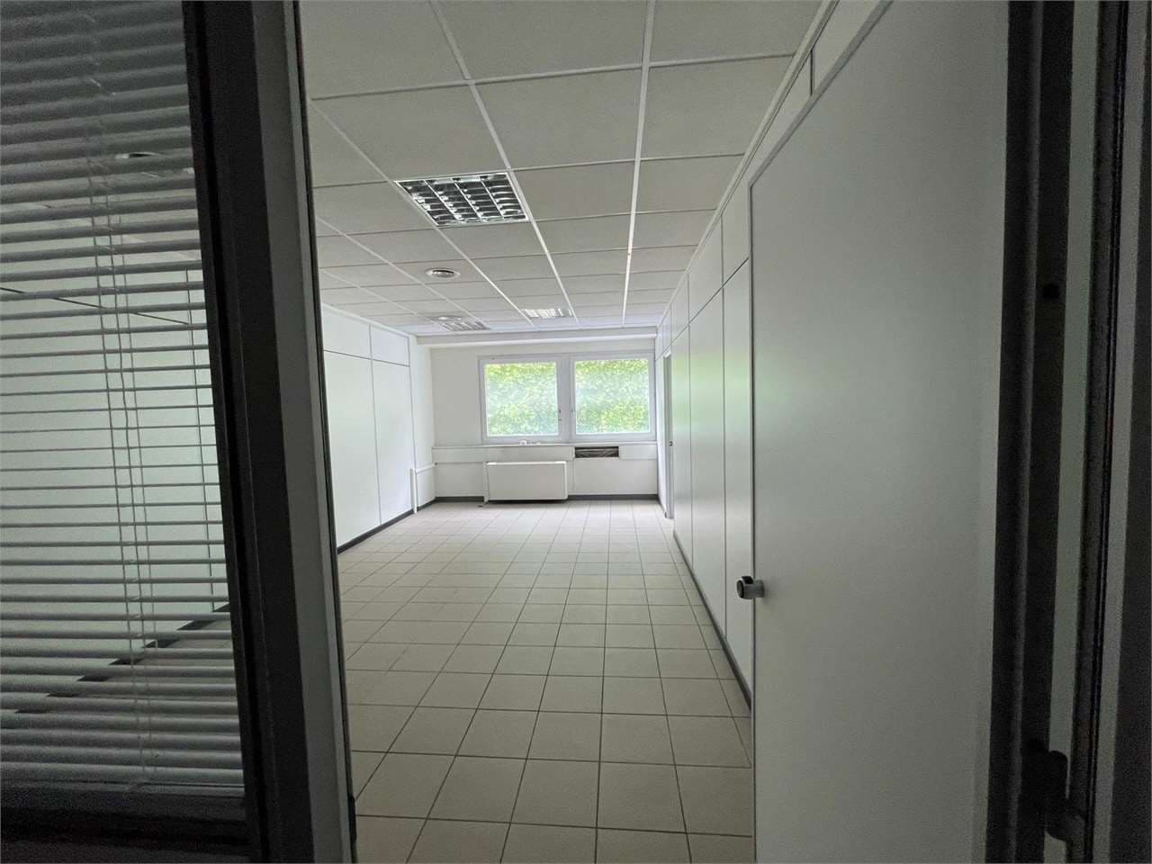 Spazio commerciale -500mq libero  da subito thumbnail 3