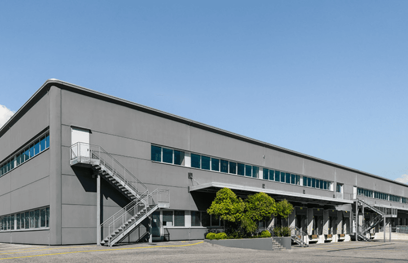 Vendesi ampio spazio logistico / laboratorio / produzione – Contone (circa 19’000 mq) thumbnail 4