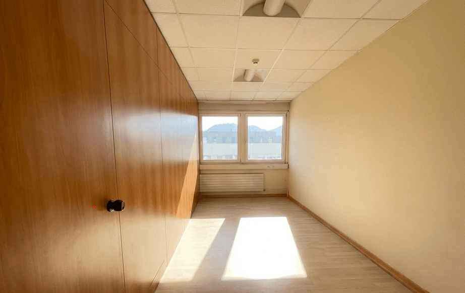 Affittasi spazio ufficio / commerciale – Manno thumbnail 2