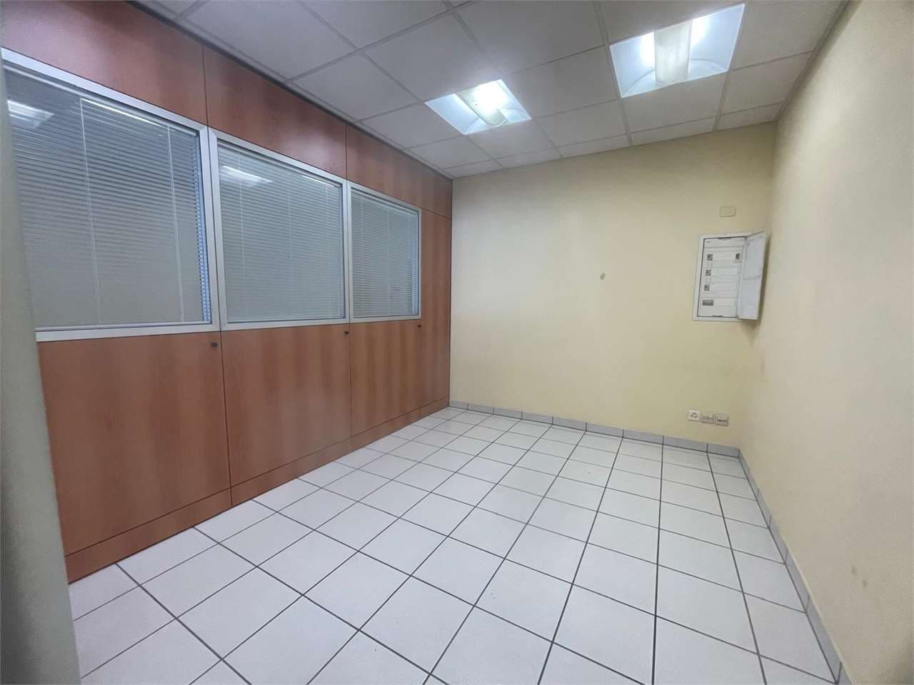 Affittasi spazio ufficio / commerciale – Manno thumbnail 4